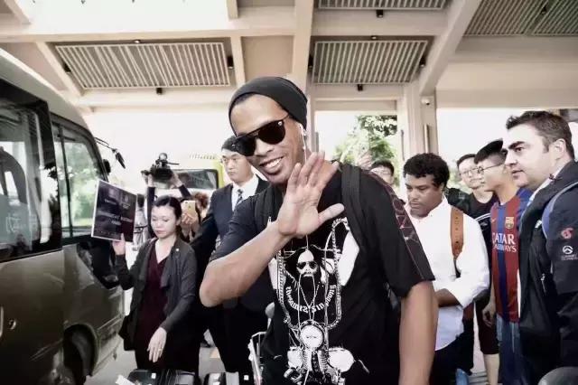 足球巨星小罗现状,一代足球巨星小罗