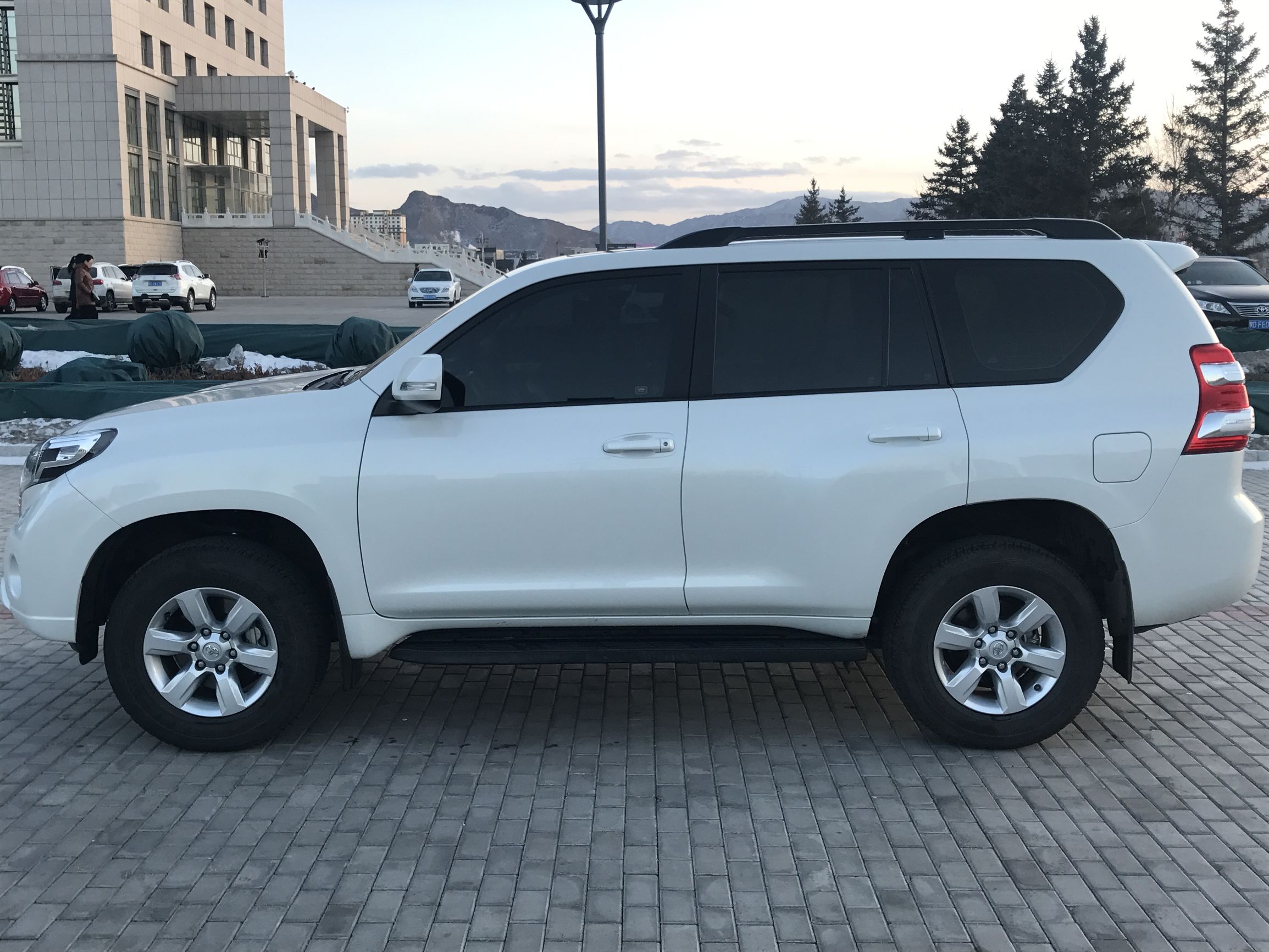 普拉多2700绿皮5座,普拉多2700和普拉多4000驾驶感受