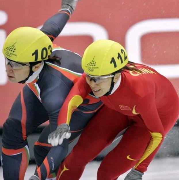 韩国队短道速滑用冰刀踢中国对手,带领韩国队进入世界杯四强
