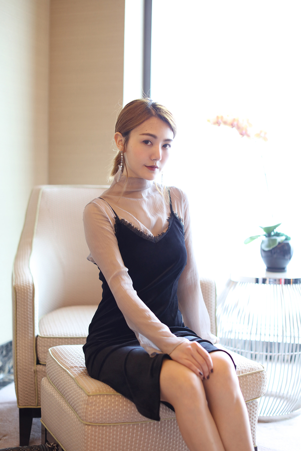 白色雪纺裙裤搭配什么上衣好看,灰色雪纺宽松裤搭配什么上衣