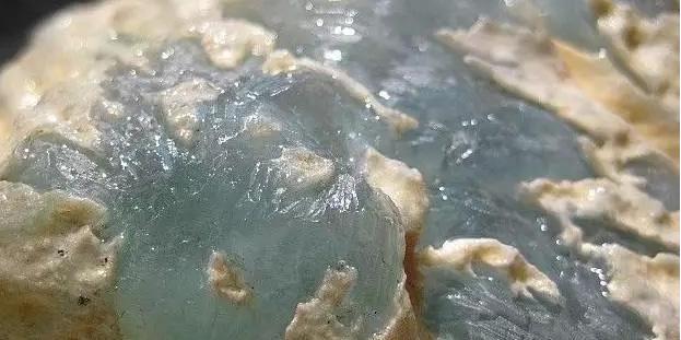 顶级玻璃种全脱沙翡翠原石,缅甸翡翠原石顶级的一公斤多少钱