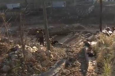 用石头建房的老人,老人用水泥砖建房