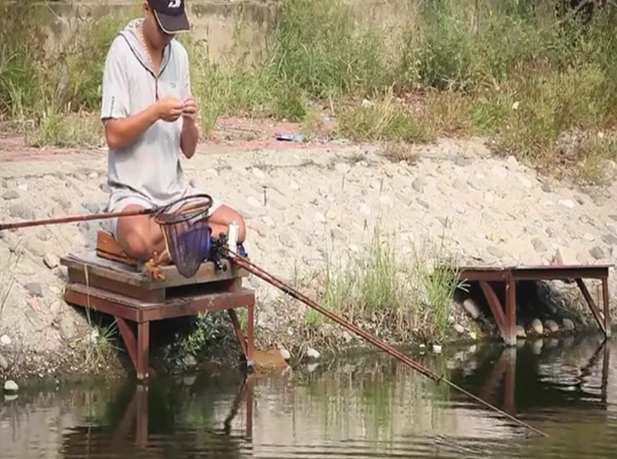 日本人用短竿子钓小鱼 (日本人用大海竿钓鱼)