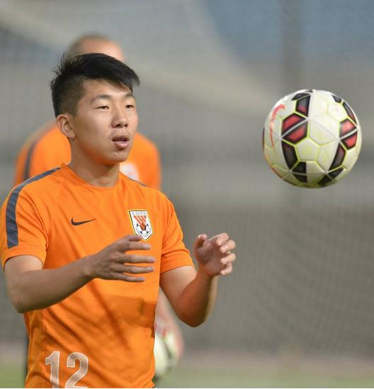 鲁能12号球衣谁穿的,鲁能泰山的12号球衣