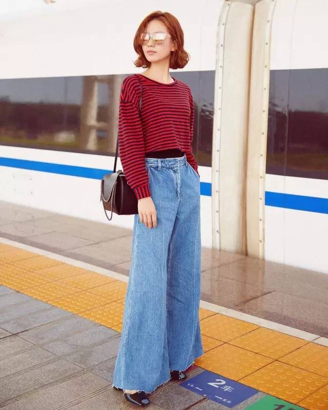 牛仔裤卷裤脚好看还是不卷好看,不剪裤脚的牛仔裤春夏新款