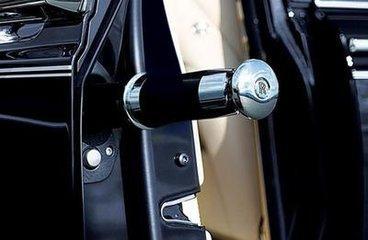 劳斯莱斯车里面的伞是干什么的,劳斯莱斯自带雨伞是什么样的