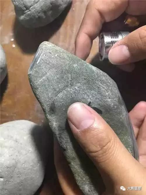 大白天宾馆拉着窗帘卖翡翠赌石，大熊买了块赌石小试牛刀竟完爆！