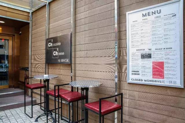 这家店靠一块INS美食博主的星空蛋糕，就把少女心秒成渣渣！涂红唇就打折，男生涂折更低！