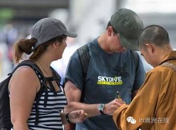 怒!亚洲假和尚已席卷世界各国骗钱!不止是伦敦!老外们都毛了!