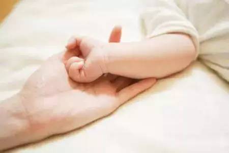 四岁女孩手指被截,一个女生下意识的小动作