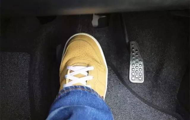 自动挡的车等红灯挂p挡还是n挡,自动挡车等红灯时应该挂什么挡