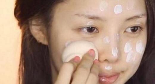 bb霜怎么涂既遮瑕又不容易油,bb霜的正确上妆法图片