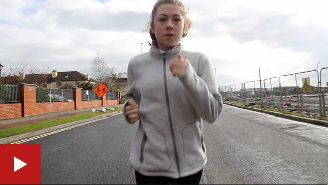 少女在跑步时失去意识