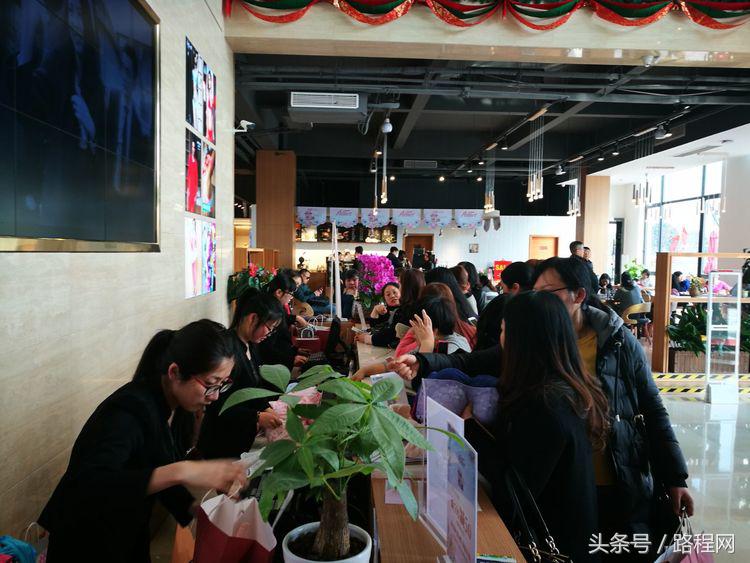 3月8日女神节，黎里古镇和内衣店聚集了一众男神女神？