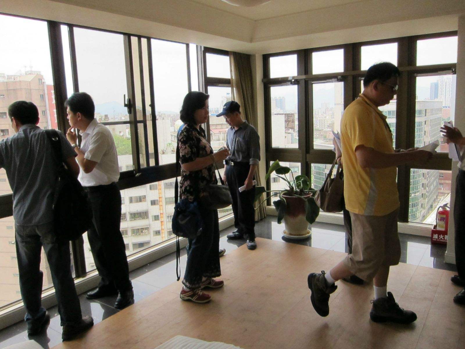 租客在租期内房东能带人看房吗,租客是否可以拒绝房东带人看房