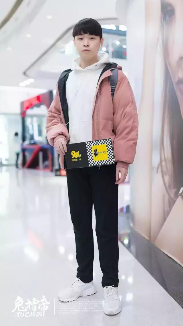 你的iphone7和AJ1同时掉河里，你先救哪个？