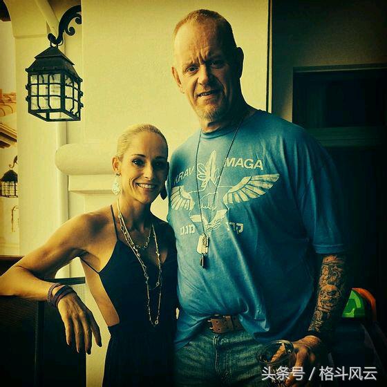 卢瑟夫和米兹拉娜,wwe拉娜跪地向卢瑟夫认错