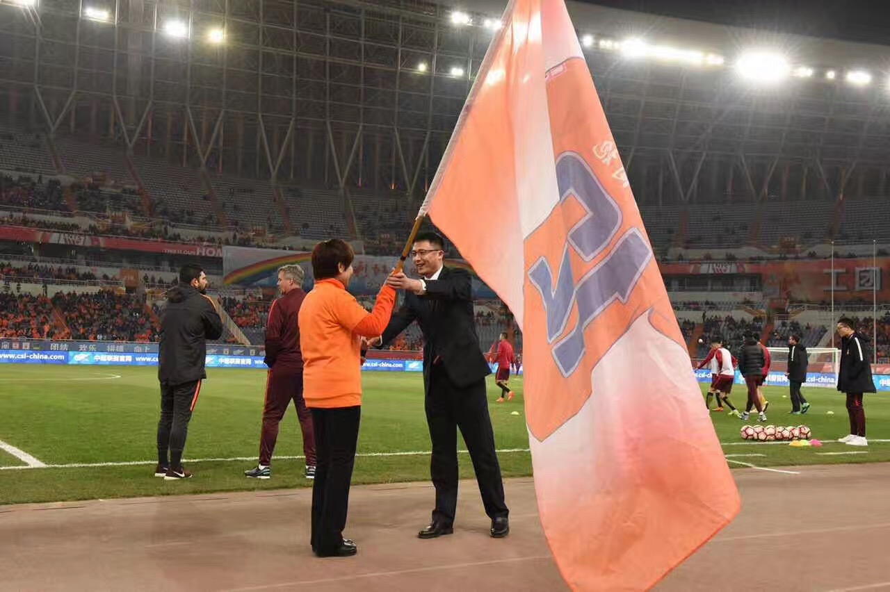 鲁能10号球衣退役,鲁能退役12号球衣是谁的