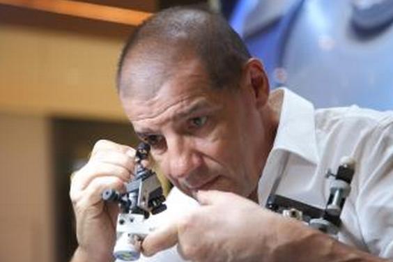 沙滩上偶然发现一个奇怪的石头,在野外意外发现巨大钻石