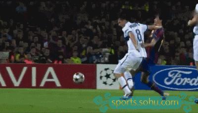 足球场上打一耳光然后假摔,足球场上被打一巴掌跳起来假摔