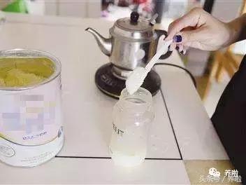 冲泡奶粉为什么会有颗粒 (爱他美奶粉冲泡有颗粒挂壁)