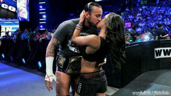 卢瑟夫和米兹拉娜,wwe拉娜跪地向卢瑟夫认错