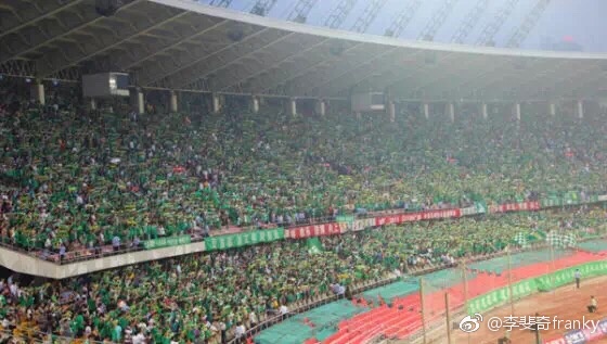 北京球迷街头,广州球迷与北京球迷对比