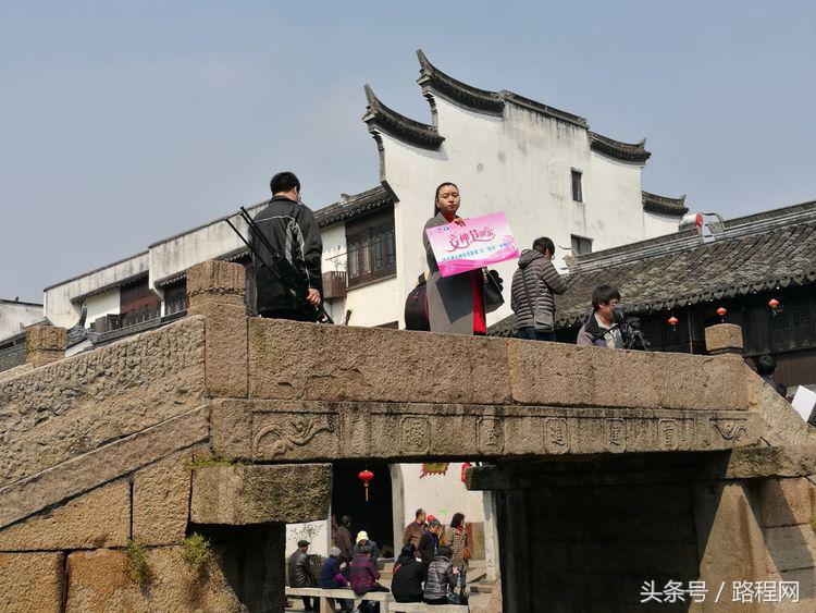 3月8日女神节，黎里古镇和内衣店聚集了一众男神女神？