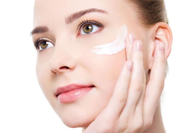 脸上起皮干燥有碎屑该怎样处理,脸上起皮抹什么药膏