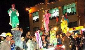 元宵节，在这里的鞭炮是这样玩的，看着都痛呀