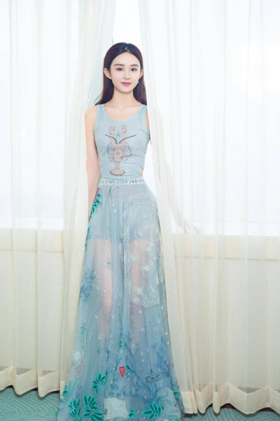 被赵丽颖的“透*裤内**”穿法雷到了?拜托,周冬雨这样穿才叫辣眼呢