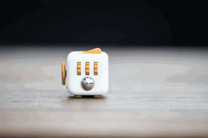 小朋友把手放下去捡玩具,小朋友把手放玩具