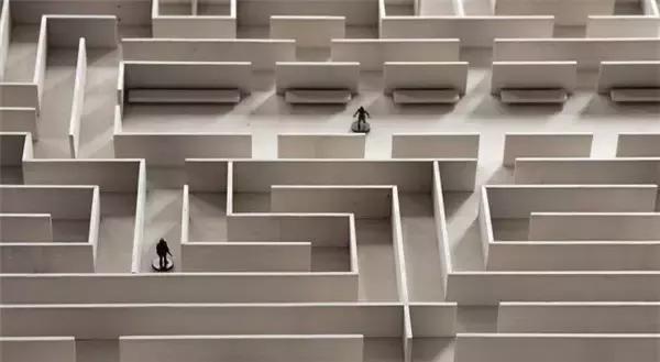 小朋友把手放下去捡玩具,小朋友把手放玩具