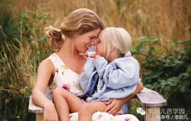 孩子“爱粘人”、“不上幼儿园”的6大情绪问题解决对策