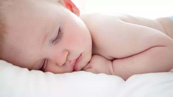 宝宝睡觉头偏向一边怎么纠正,两个月宝宝睡觉总是偏向一边