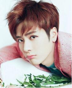 王嘉尔高情商白敬亭,王嘉尔台上与白敬亭互动