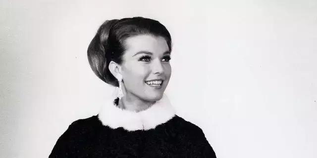 她是营养师，50年模特生涯，63岁还拍裸体封面！