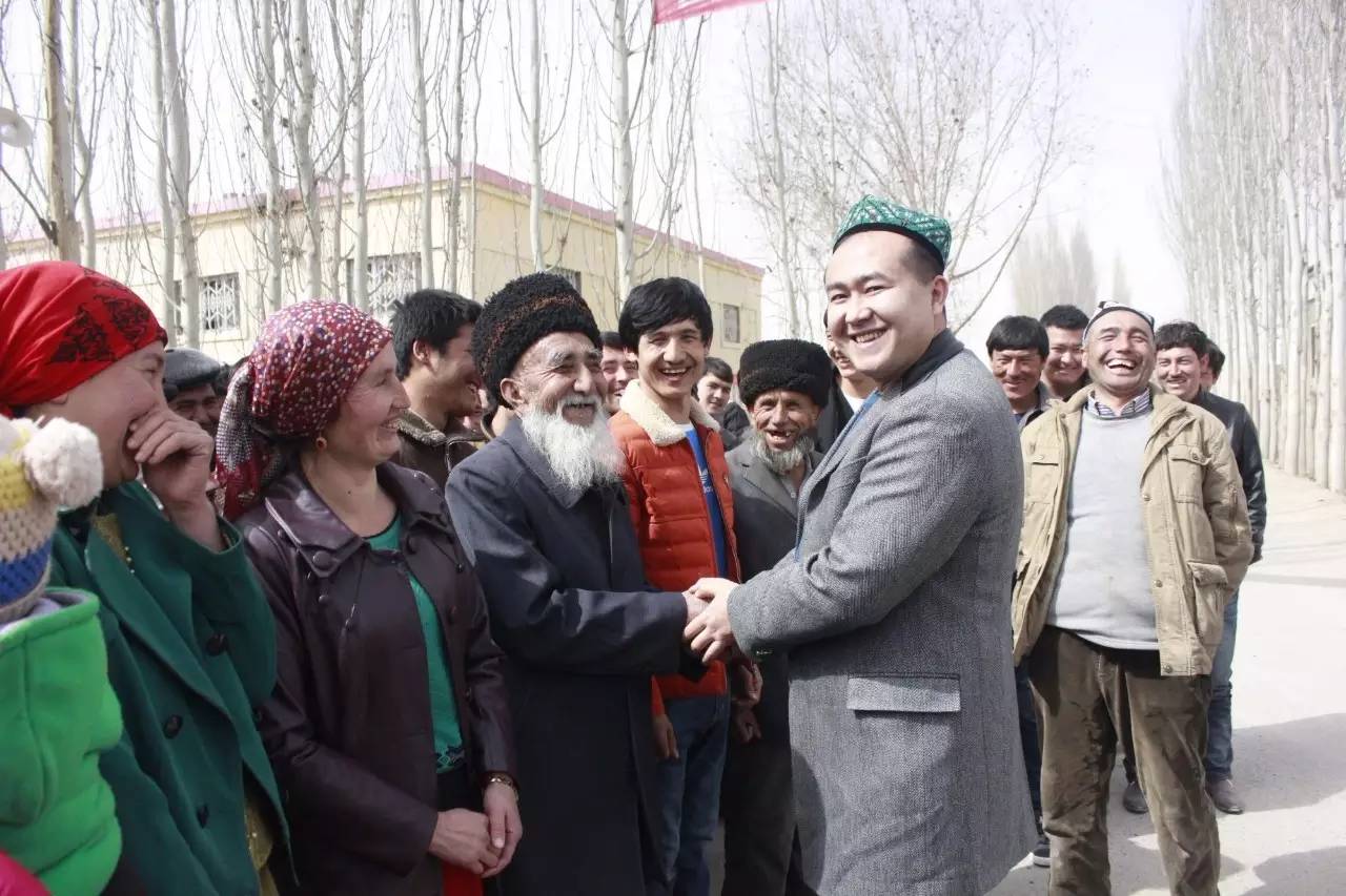 几百村民像过节一般站在村口，原来是为迎接他……