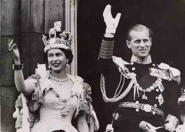 英国王室女王的王冠,英国女王皇冠和日本皇冠