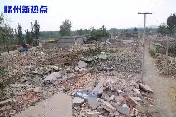 滕州：阳光国际一住户失火；滕都帝景附近一辆轿车翻车；在马路中间停车玩手机；某超市自己关店整改！出租车怼了警车！