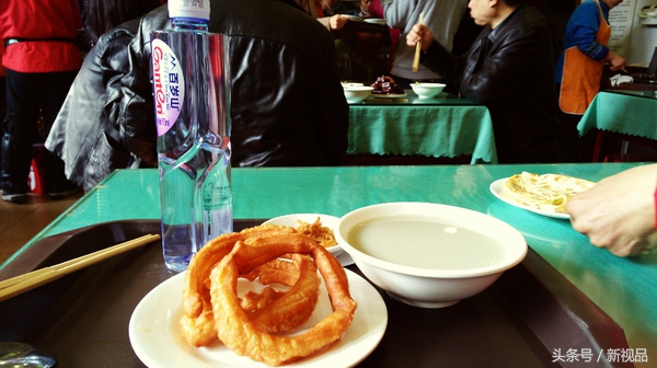 豆汁真是一般人接受不了的味道,豆汁有一股酸菜味