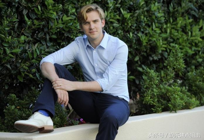 《美女与野兽》“大表哥”丹脱下野兽道具网友：太帅了