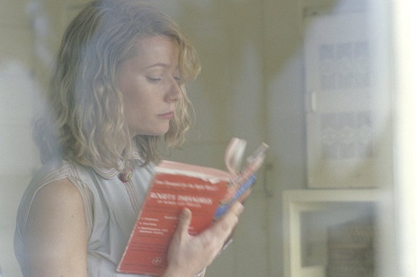 19岁女大学生失眠30晚藏入地窖自杀，被发现后接受电疗获新生