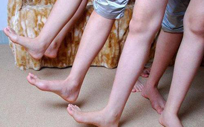 腿上血管凸起还疼是怎么回事,腿弯发痒一抓起一片疙瘩怎么回事