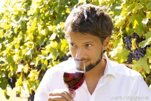 为什么红酒会又苦又涩,红酒有点酸有点苦是假的吗