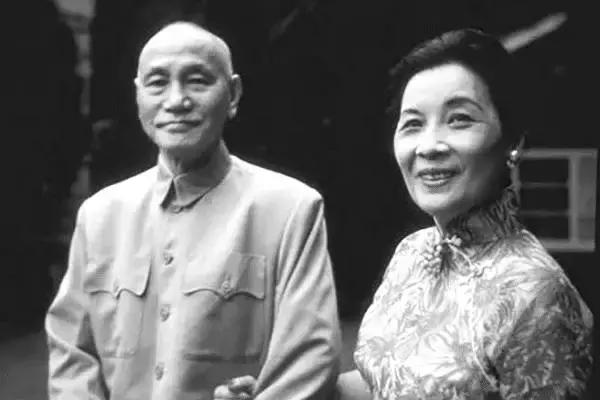 宋美龄抽烟喝酒玩麻将，活到106岁还肤白貌美，秘方来自一碗粥