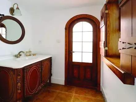 卫生间玻璃隔断平开门和推拉门,卫生间安装推拉门还要做挡水条吗