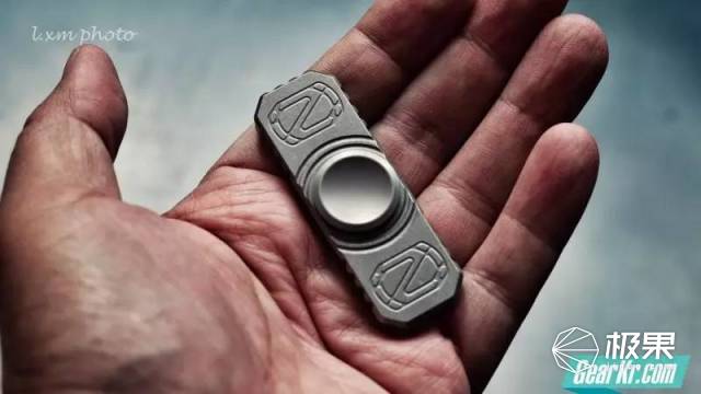 有多种玩法的高科技指尖陀螺,世界级指尖陀螺