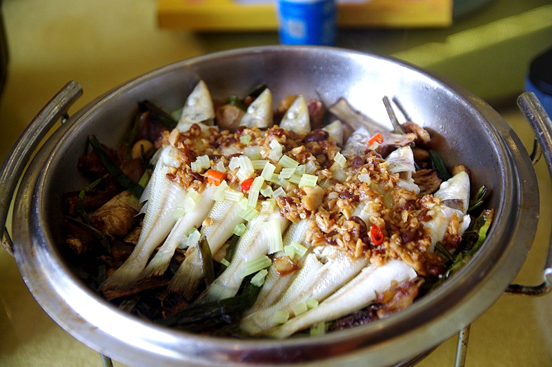 又一只外酥里嫩的烤全羊出炉了,这家的烤全羊最好吃又香又脆