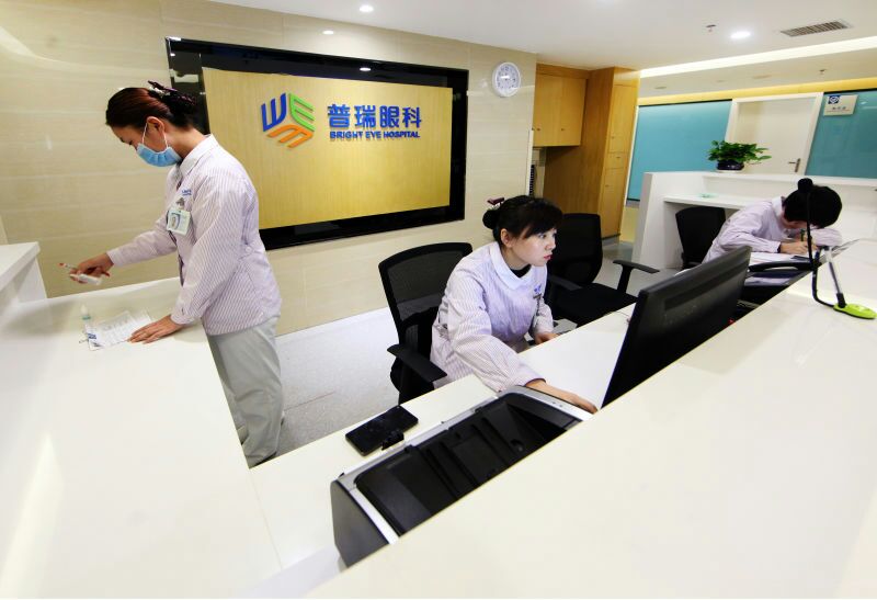 近视眼手术激光和飞秒区别和价格,飞秒激光近视手术是机器还是人工